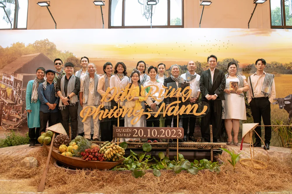 Ê-kíp đoàn phim "Đất rừng phương Nam" trong buổi ra mắt Ê-kíp đoàn phim "Đất rừng phương Nam" trong buổi ra mắt