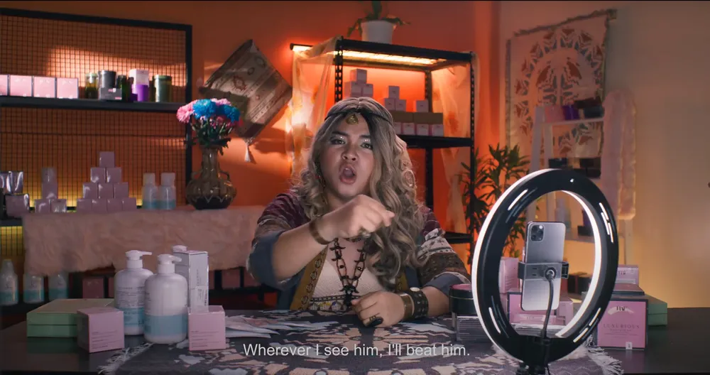 Các nhân vật trong phim hiếm khi chạm mặt, họ chỉ giao tiếp qua máy móc Các nhân vật trong phim hiếm khi chạm mặt, họ chỉ giao tiếp qua máy móc