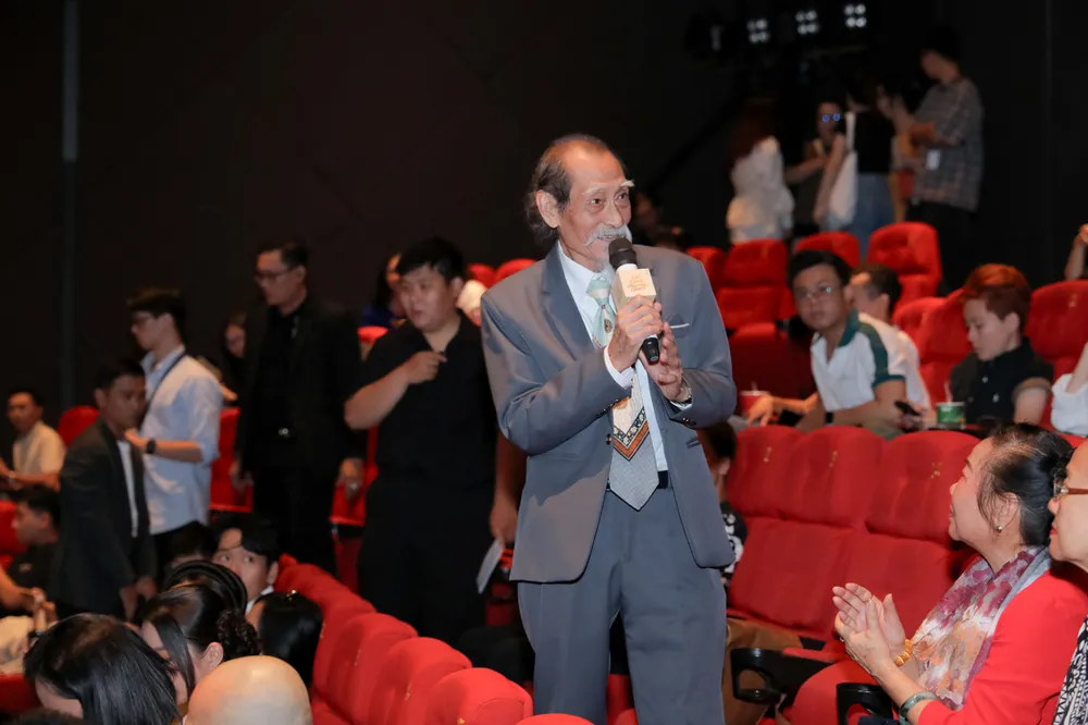 Nghệ sĩ Mạnh Dung cũng xúc động nhớ lại những kỷ niệm thời đóng phim truyền hình