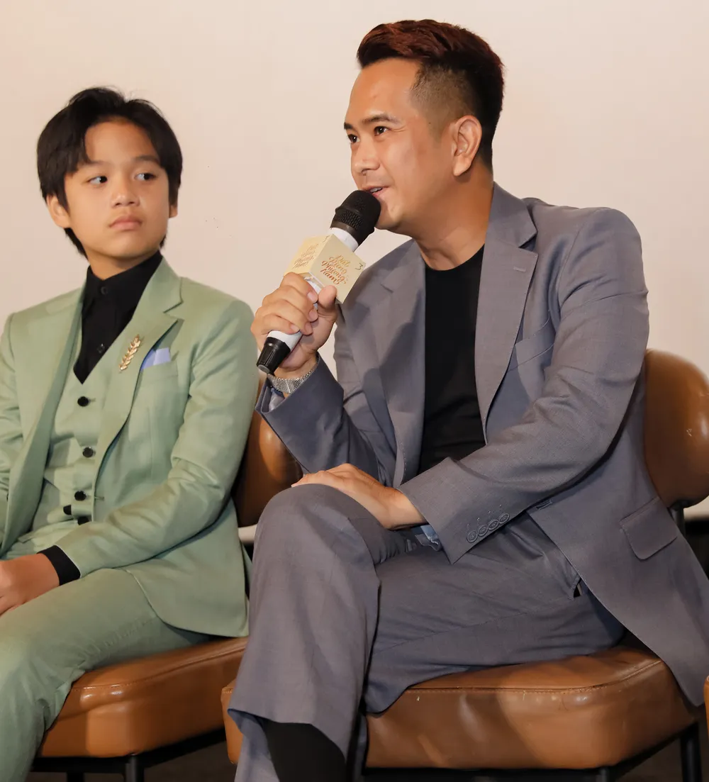 Hùng Thuận ngồi cùng bé An của phiên bản điện ảnh