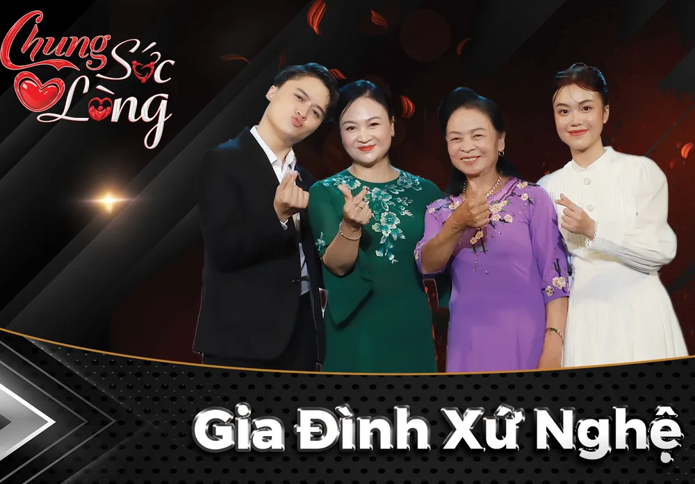Ca sĩ Đào Ngọc Sang (ngoài cùng bên trái) cùng các thành viên trong gia đình tham gia chương trình