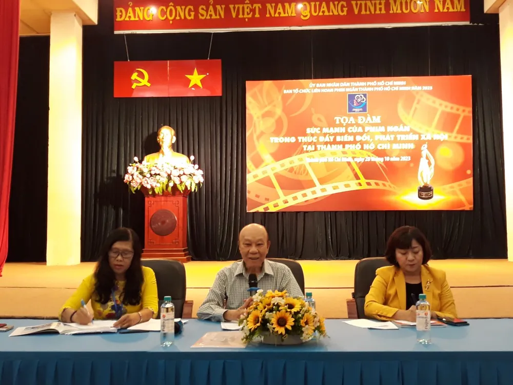 Các đại biểu tham gia tọa đàm sáng 28-10