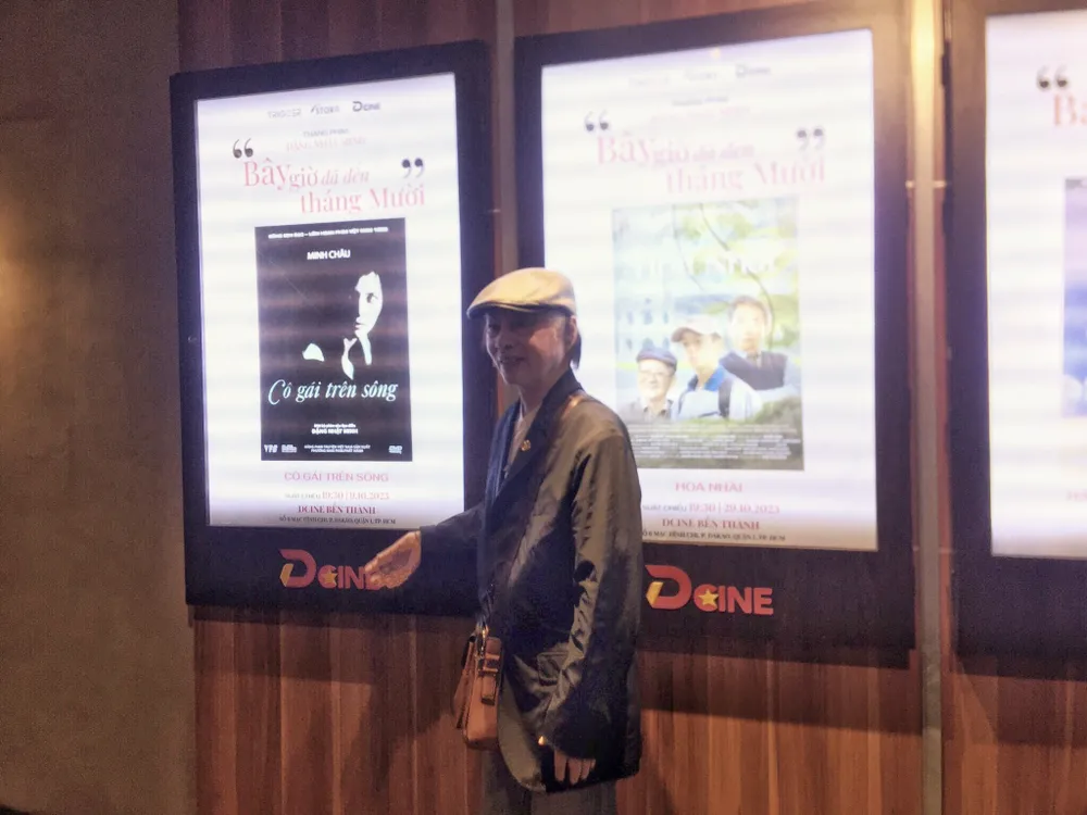 Đạo diễn Đặng Nhật Minh bên poster các bộ phim của ông Đạo diễn Đặng Nhật Minh bên poster các bộ phim của ông