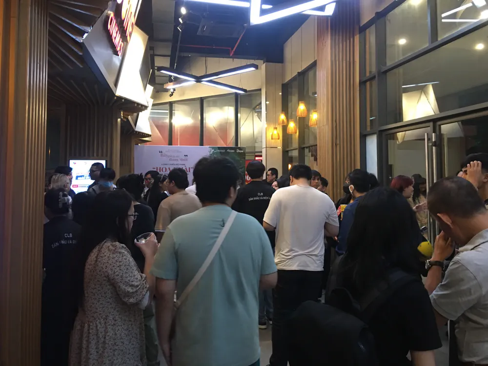 Đông đảo khán giả có mặt tại buổi chiếu phim và giao lưu cùng đạo diễn Đặng Nhật Minh Đông đảo khán giả có mặt tại buổi chiếu phim và giao lưu cùng đạo diễn Đặng Nhật Minh