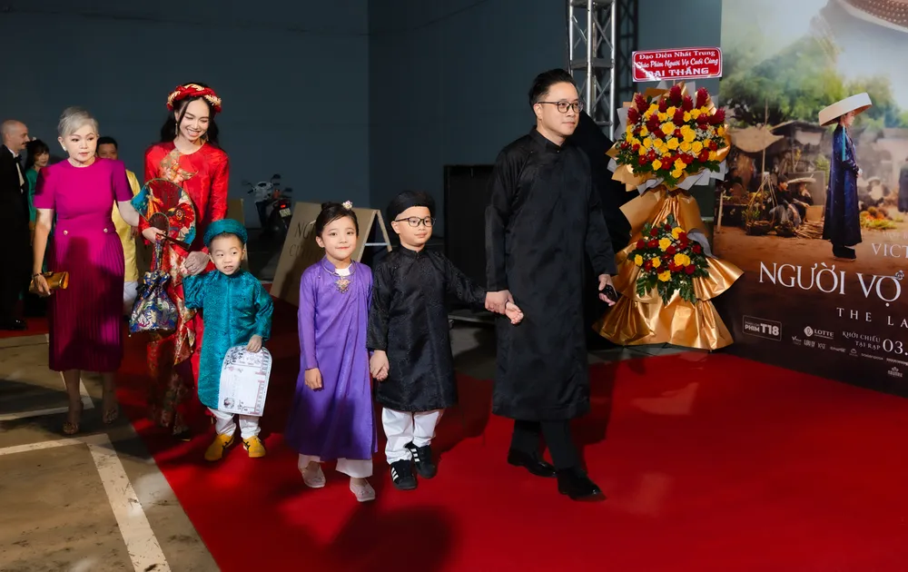 Đạo diễn Victor Vũ đưa cả gia đình lên thảm đỏ Đạo diễn Victor Vũ đưa cả gia đình lên thảm đỏ