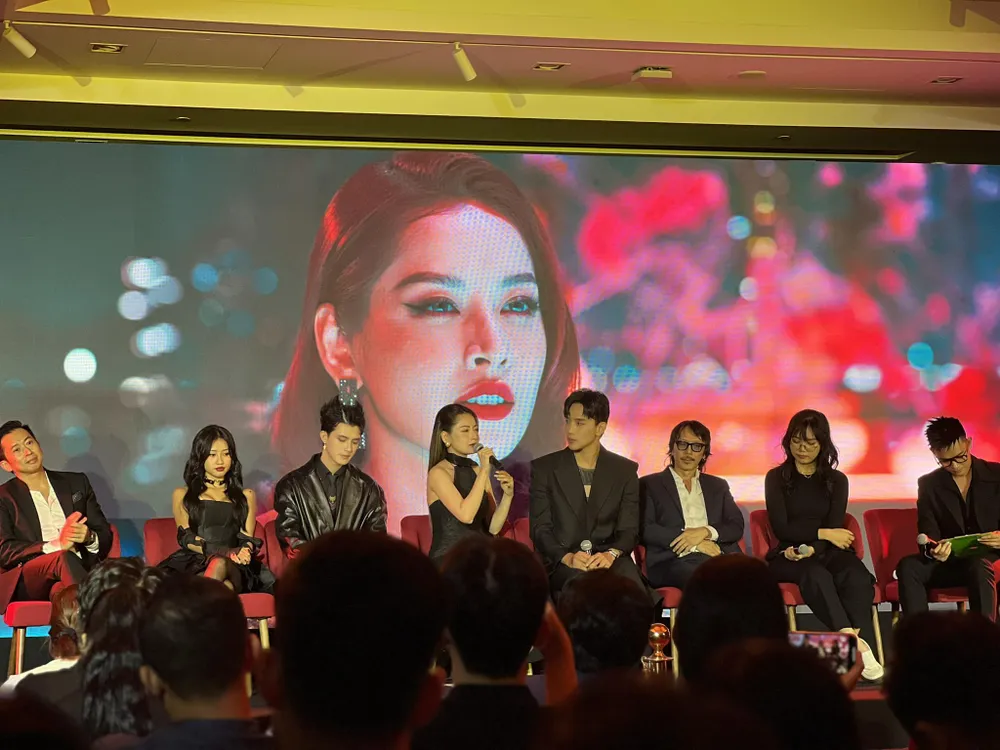 Đoàn phim Người mặt trời trong buổi giao lưu với truyền thông Đoàn phim Người mặt trời trong buổi giao lưu với truyền thông