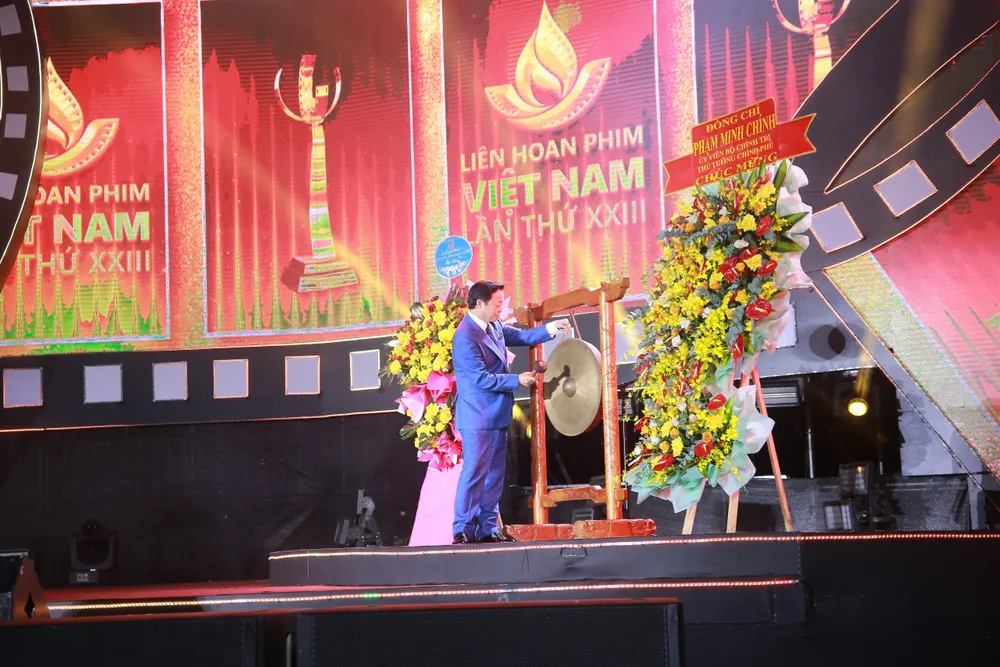 Phó Thủ tướng Chính phủ Trần Hồng Hà đánh cồng khai mạc LHP Việt Nam 2023. Ảnh: ĐOÀN KIÊN