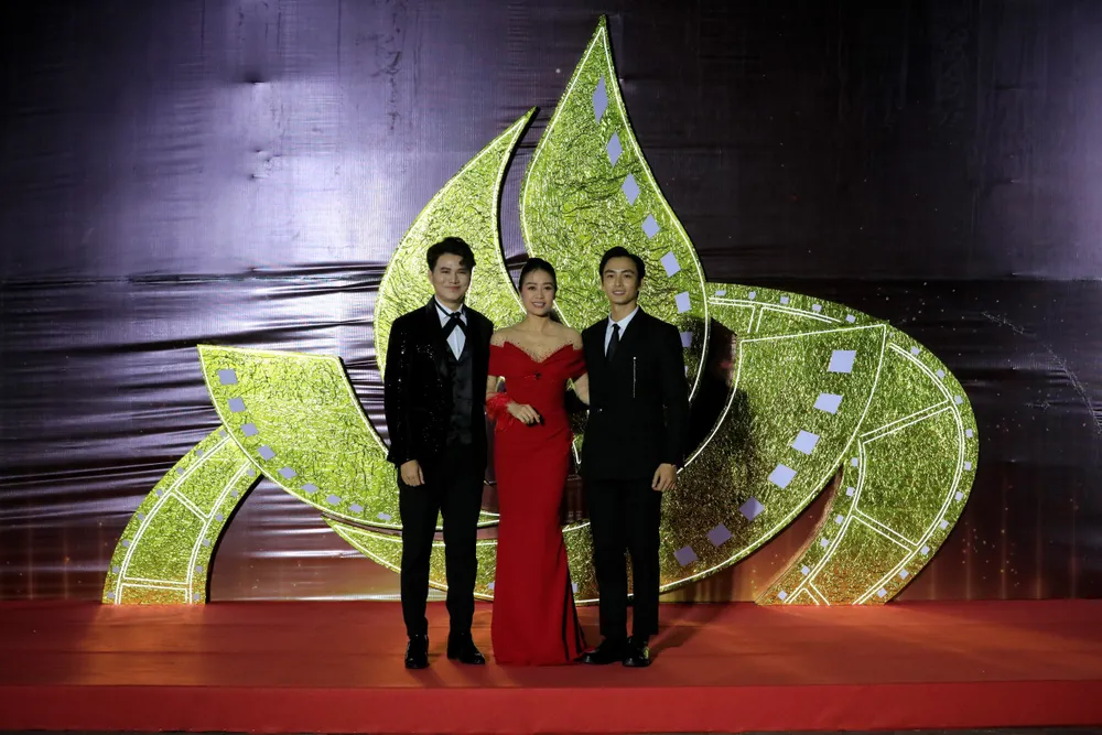 Hai MC của đêm khai mạc và diễn viên Lãnh Thanh. Ảnh: ĐOÀN KIÊN