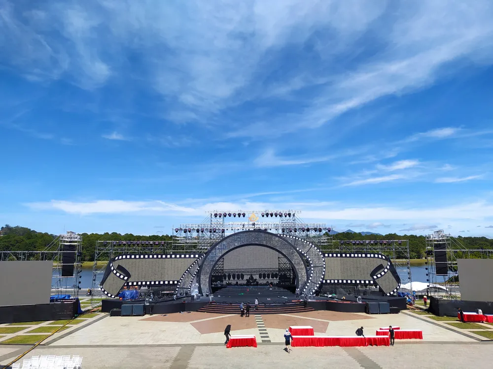 Sân khấu lễ khai mạc đang được hoàn thiện những công đoạn cuối cùng