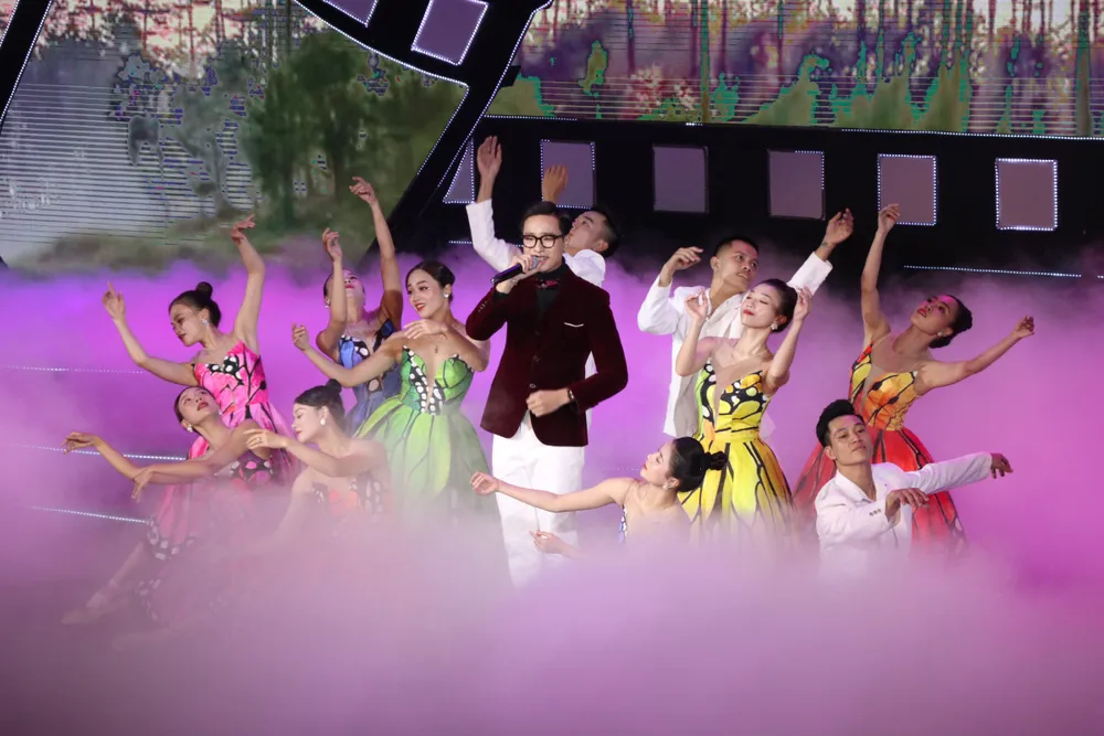 Một số tiết mục văn nghệ trên sân khấu đêm bế mạc Một số tiết mục văn nghệ trên sân khấu đêm bế mạc