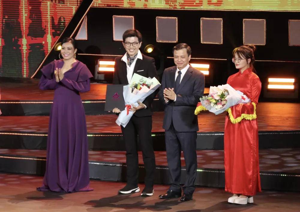 Những giải thưởng đầu tiên được trao trên sân khấu. Ảnh: ĐOÀN KIÊN Những giải thưởng đầu tiên được trao trên sân khấu. Ảnh: ĐOÀN KIÊN
