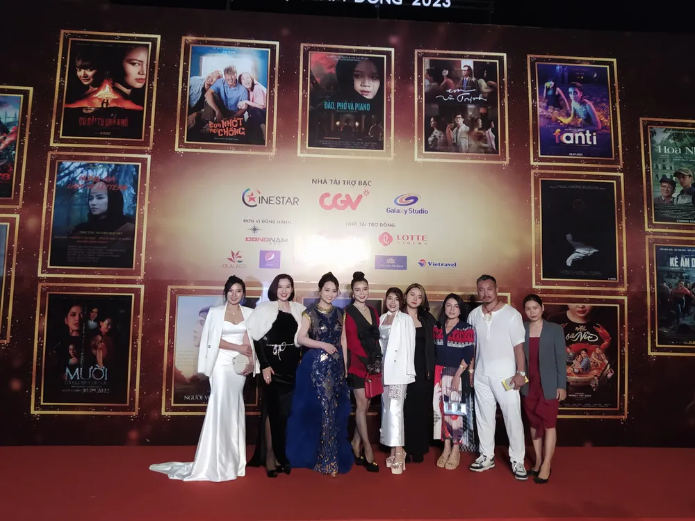 Đoàn làm phim "Đóa hồng mong manh" Đoàn làm phim "Đóa hồng mong manh"