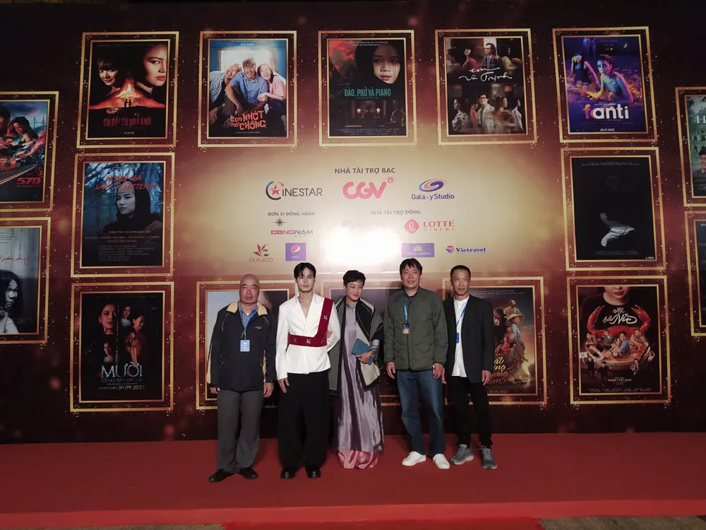 Đoàn làm phim "Hồng Hà nữ sĩ" Đoàn làm phim "Hồng Hà nữ sĩ"