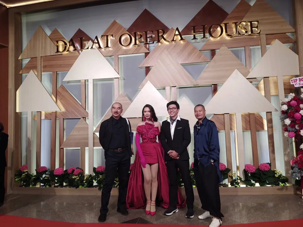 Đoàn phim "Tro tàn rực rỡ" Đoàn phim "Tro tàn rực rỡ"