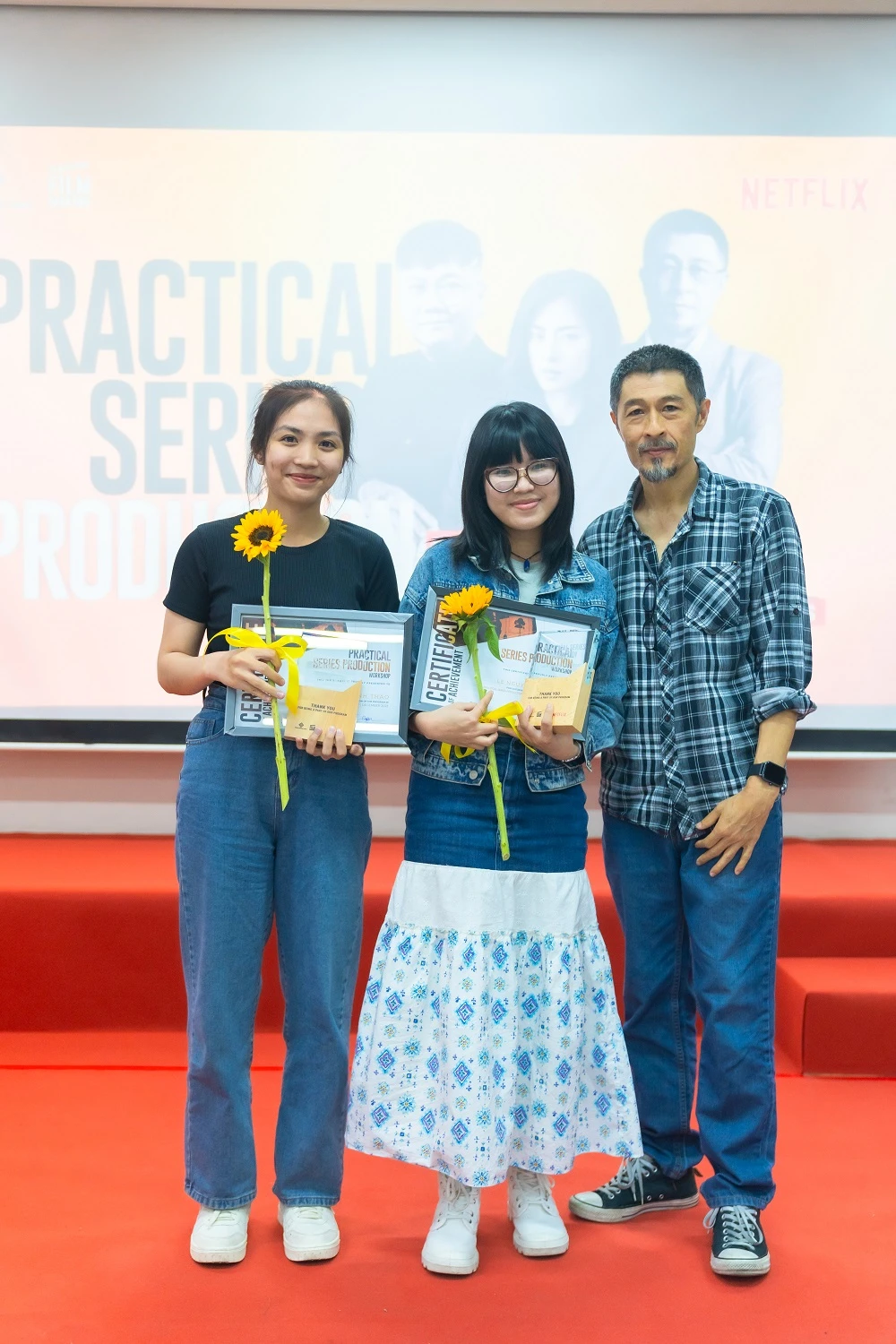 Đạo diễn Charlie Nguyễn trao giải cho nhà làm phim trẻ Tường Vân (giữa) dao dien charlie nguyen 1.jpeg