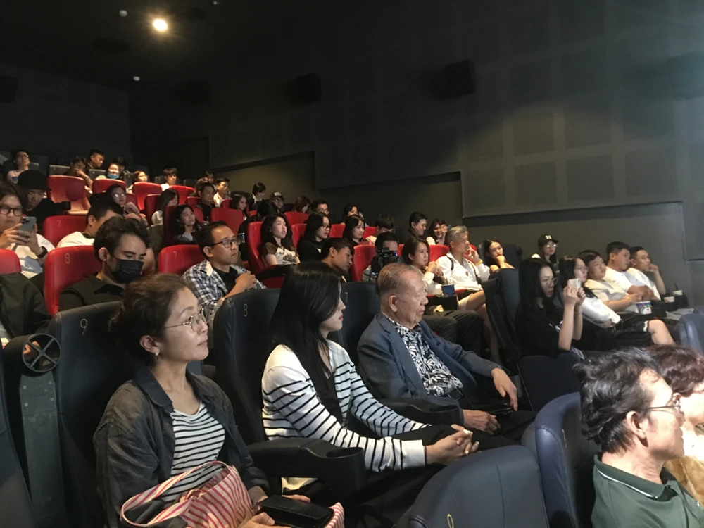 Ông Kim Dong-ho - Chủ tịch danh dự HIFF 2024 (áo vest) ngồi theo dõi buổi trình chiếu và giao lưu giao luu dai thuy chien 4.jpg