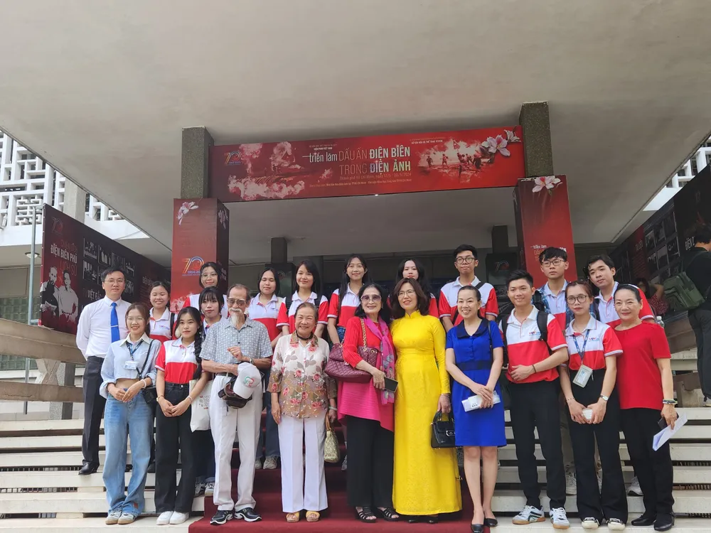 Các đại biểu, nghệ sĩ điện ảnh và đông đảo các bạn sinh viên tham gia lễ khai mạc trien lam dien anh 14.jpg