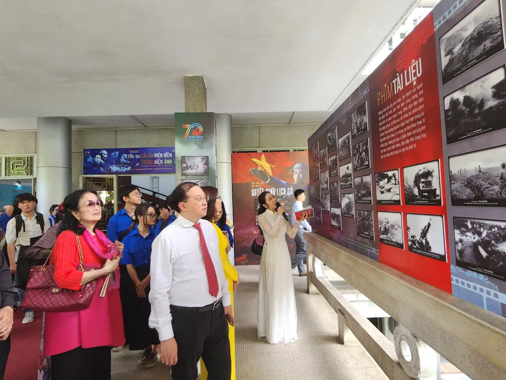 Thứ trưởng Bộ VH-TT-DL Tạ Quang Đông và NSND Trà Giang tham quan triển lãm. Ảnh: VĂN TUẤN trien lam dien anh 8.jpg