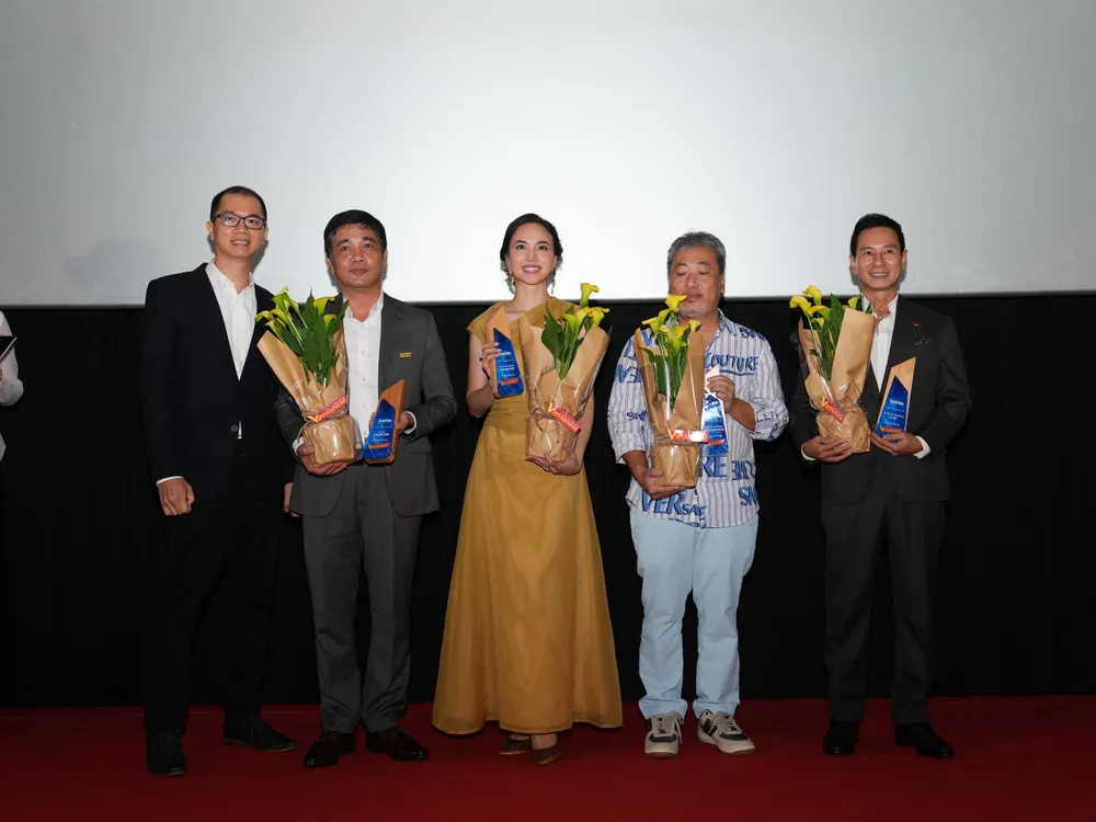 Ban tổ chức tri ân các thành viên ban giám khảo vòng chung khảo. Ảnh: NV phim ngan vietnamese 2.jpg