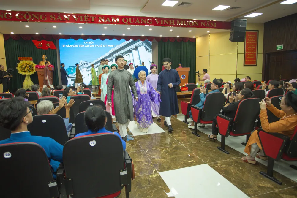 Các mẫu áo dài ngũ thân được trình diễn tại sự kiện. Ảnh: NVCC ao dai ngu than 1.jpg