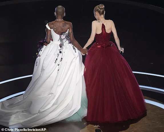 Ariana Grande và Cynthia Erivo xuất hiện nổi bật trên sân khấu đêm trao giải tham do oscar 1.jpg