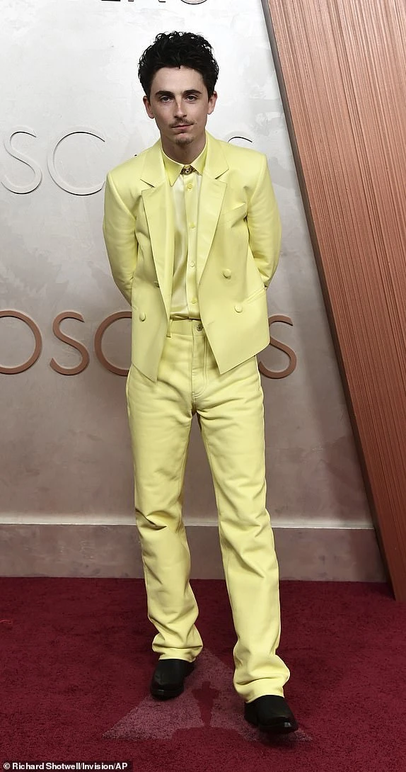 Timothée Chalamet nổi bật với vest vàng tham do oscar 19.jpg