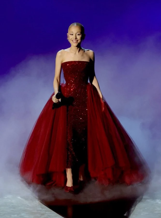 Chi tiết ấn tượng trên váy của Ariana Grande tham do oscar 3.jpg