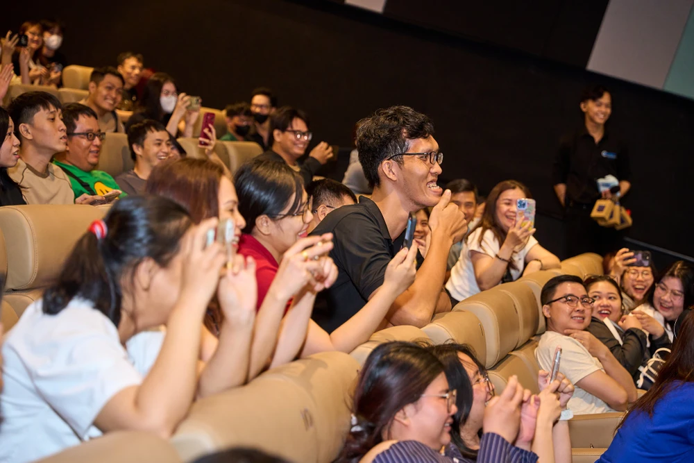 Anh được đông đảo khán giả thích thú khi giao lưu. Ảnh: ĐPCC ma da tham tu kien 2.jpg