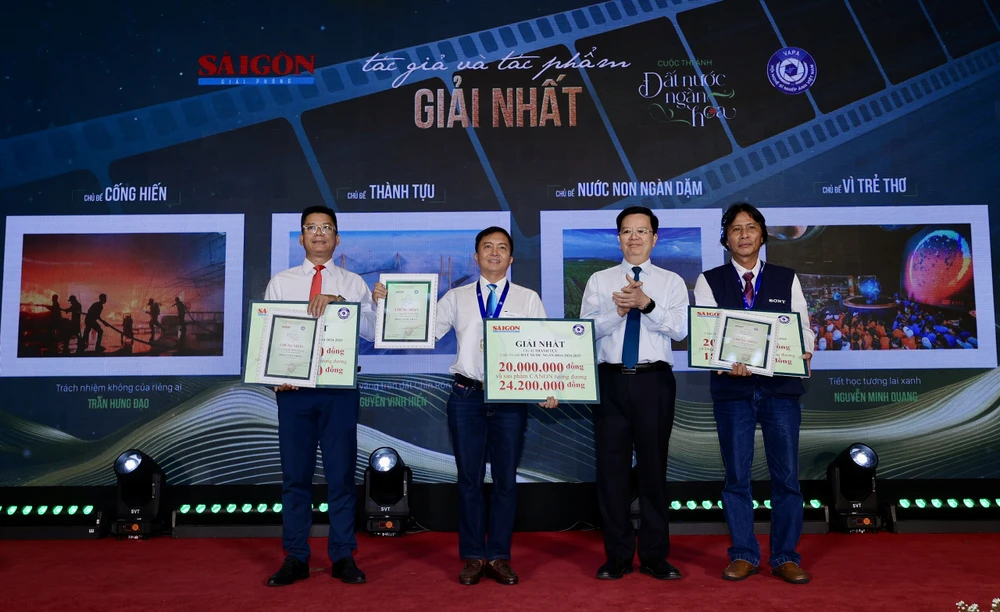 Đồng chí Mai Văn Chính, Ủy viên Trung ương Đảng, Phó Thủ tướng Chính phủ trao giải cho các tác giả và tác phẩm đoạt giải nhất trao giai dat nuoc ngan hoa 2.jpg