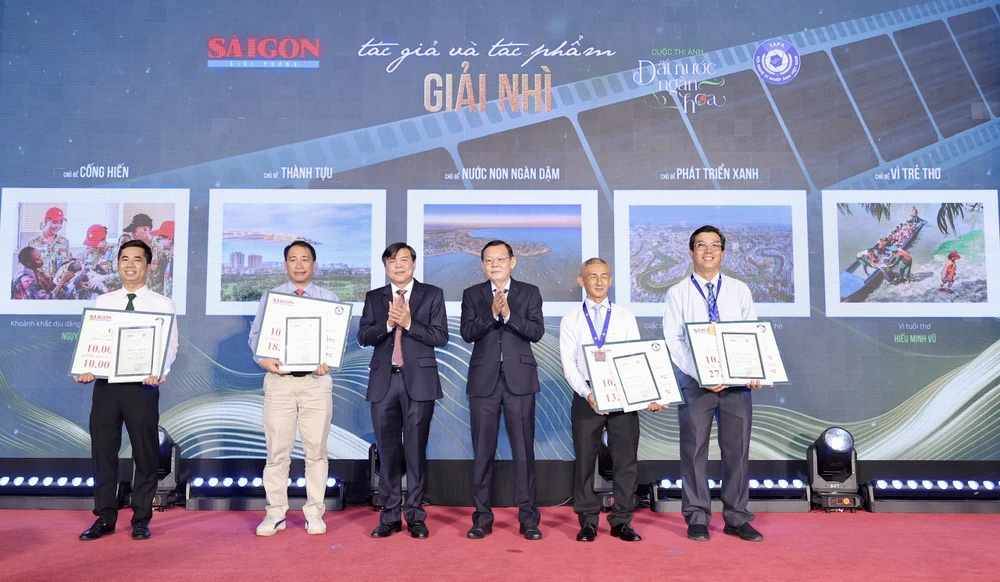 Đồng chí Tăng Hữu Phong, Phó trưởng Ban Tuyên giáo và Dân vận Thành ủy TPHCM và đồng chí Nguyễn Tấn Phong, Chủ tịch Hội Nhà báo TPHCM trao giải cho các tác giả và tác phẩm đoạt giải nhì trao giai dat nuoc ngan hoa 4.jpg
