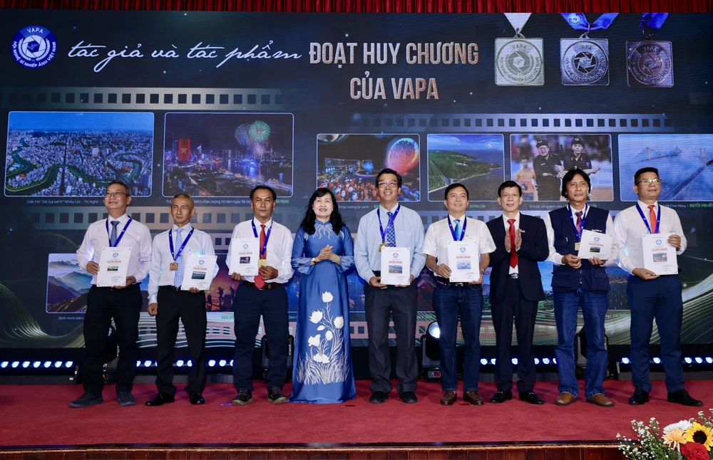 Trao huy chương và chứng nhận của VAPA cho các tác giả và tác phẩm đoạt giải trao giai dat nuoc ngan hoa 8.jpg