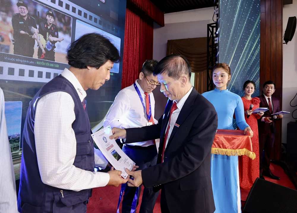 Phó Tổng Biên tập Phụ trách Báo SGGP Nguyễn Khắc Văn trao huy chương đến các tác giả trao giai dat nuoc ngan hoa 9.jpg