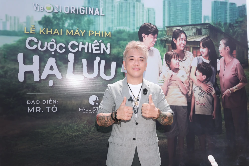 Và đạo diễn Mr.Tô - người cầm trịch dự án. Ảnh: ĐPCC cuoc chien ha luu 5.jpg