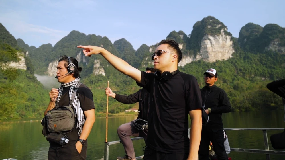 Đạo diễn Victor Vũ trên trường quay bộ phim Thám tử Kiên. Ảnh: ĐPCC tham tu kien 3.png