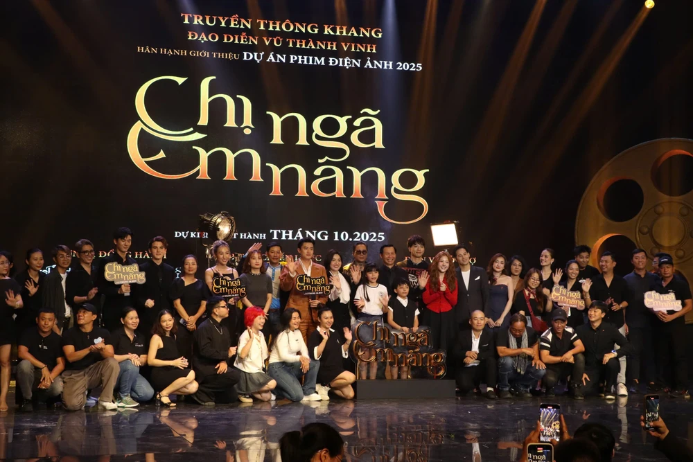 Ê-kíp đoàn phim tại buổi cúng khai máy dự án chia nga em nang 5.jpg