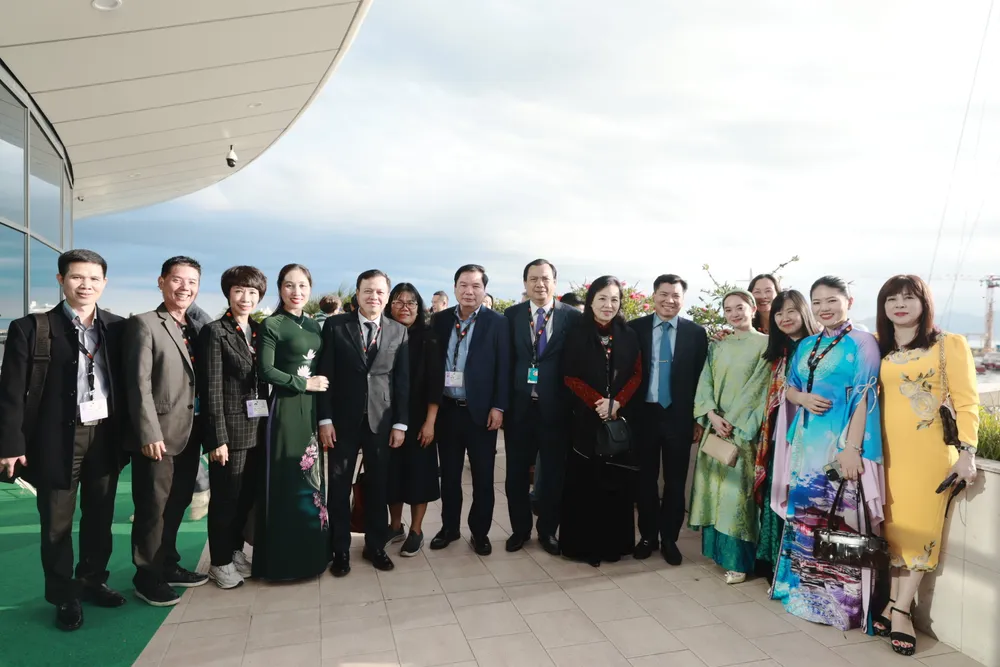 Đoàn đại diện cho điện ảnh Việt xuất hiện tại LHP Cannes 2025. Ảnh: BHD ho linh trang si cannes 3.jpg