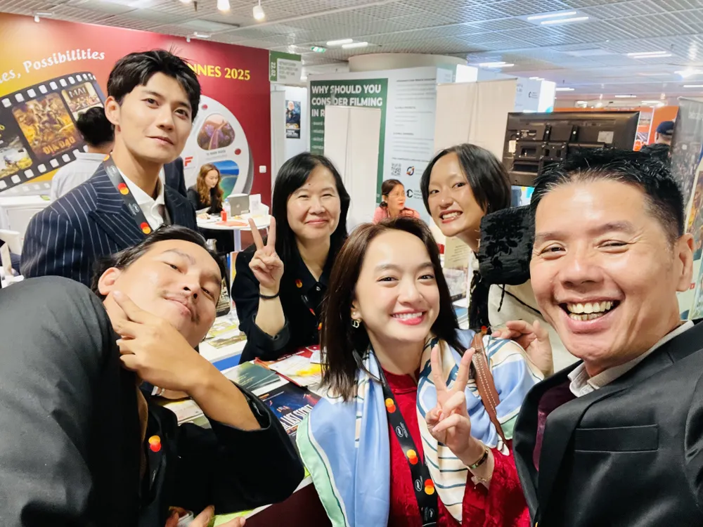 Đông đảo các nhà làm phim, nghệ sĩ Việt cùng chụp ảnh giới thiệu dự án phim tại Cannes. Ảnh: BHD ho linh trang si cannes 5.jpg