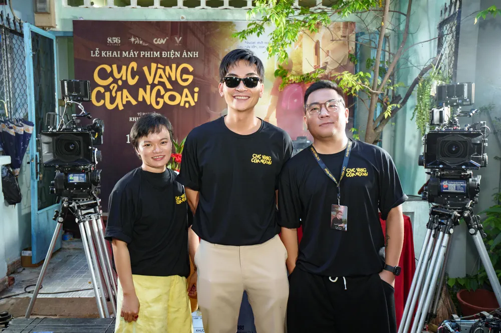 អ្នកដឹកនាំរឿង ឃួង ង៉ុក និងតំណាងផលិតករភាពយន្ត។ រូបថត៖ DPCC khuong ngoc 2.jpg