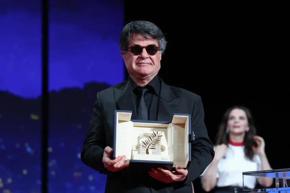 Đạo diễn Jafar Panahi trên sân khấu nhận giải. Ảnh: GETTY IMAGES lhp cannes 2025 1.jpg