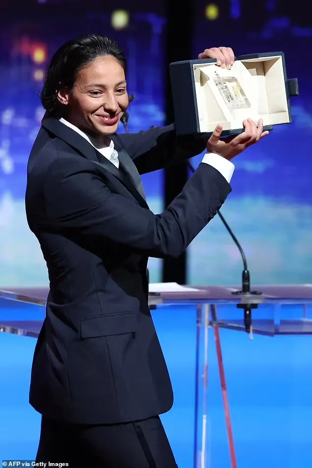 Nadia Melliti nhận giải Nữ diễn viên chính xuất sắc với vai diễn trong "La Petite Dernière" (The Little Sister). Ảnh: AFP lhp cannes 2025 3.jpg