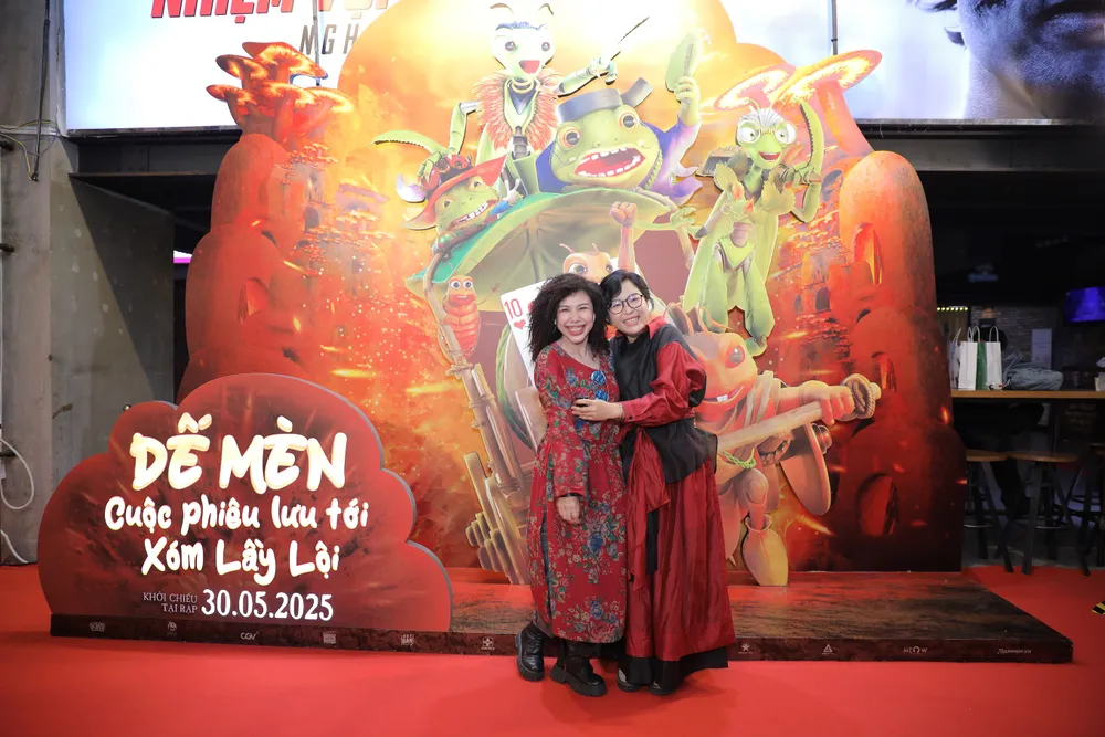 Đạo diễn Mai Phương (phải) và đạo diễn lồng tiếng Võ Huyền Chi. Ảnh: ĐPCC phim de men 5.JPG