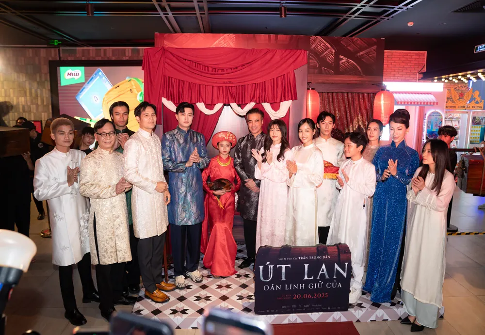The crew of the film mai cat vi 1.jpg