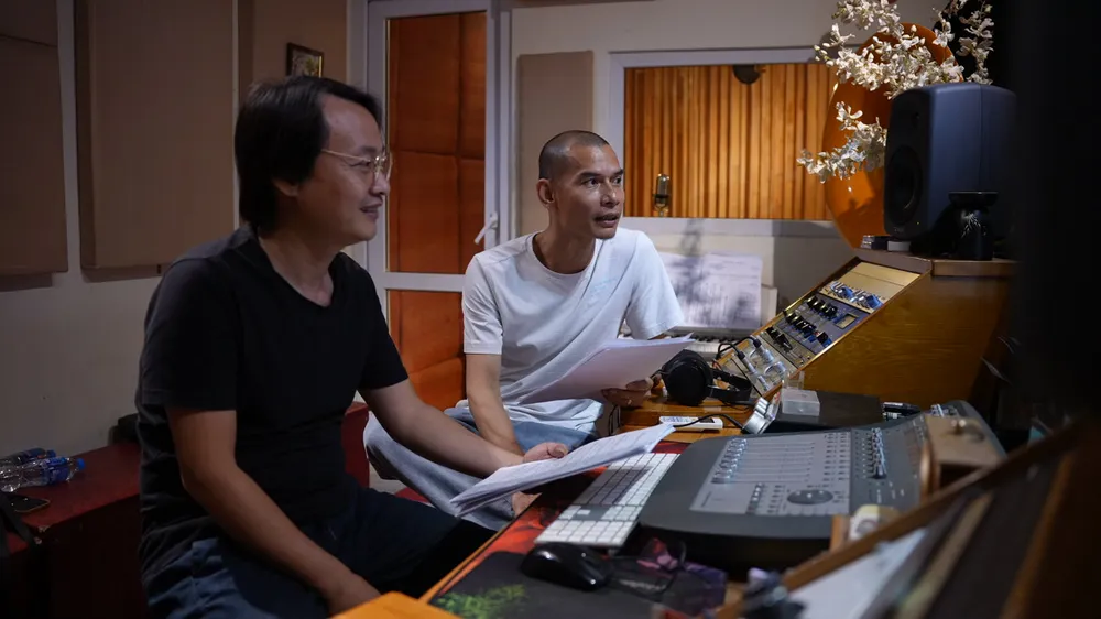 Đạo diễn Trịnh Lâm Tùng theo dõi quá trình thu âm. Ảnh: ĐPCC trang quynh nhi 5.jpg