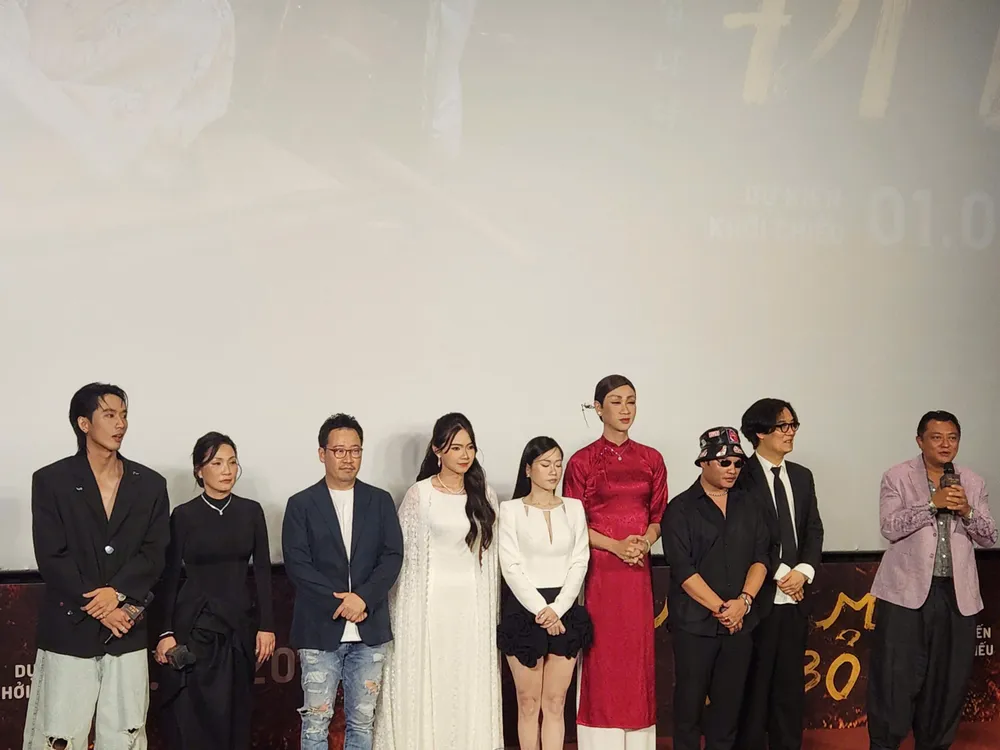 طاقم فيلم Mang me di bo في جلسة التبادل بعد ظهر يوم 1 يوليو mang me di bo (2).jpg
