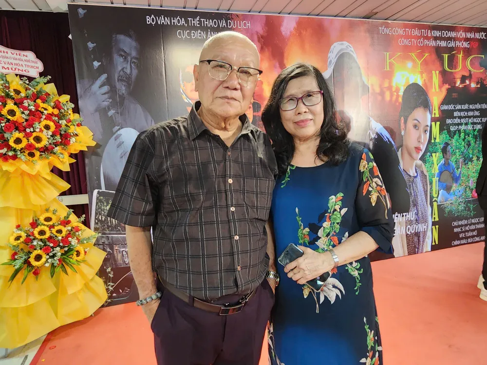 Đạo diễn Hồ Ngọc Xum và biên kịch Kim Ửng ky uc nam xuan (1).jpg