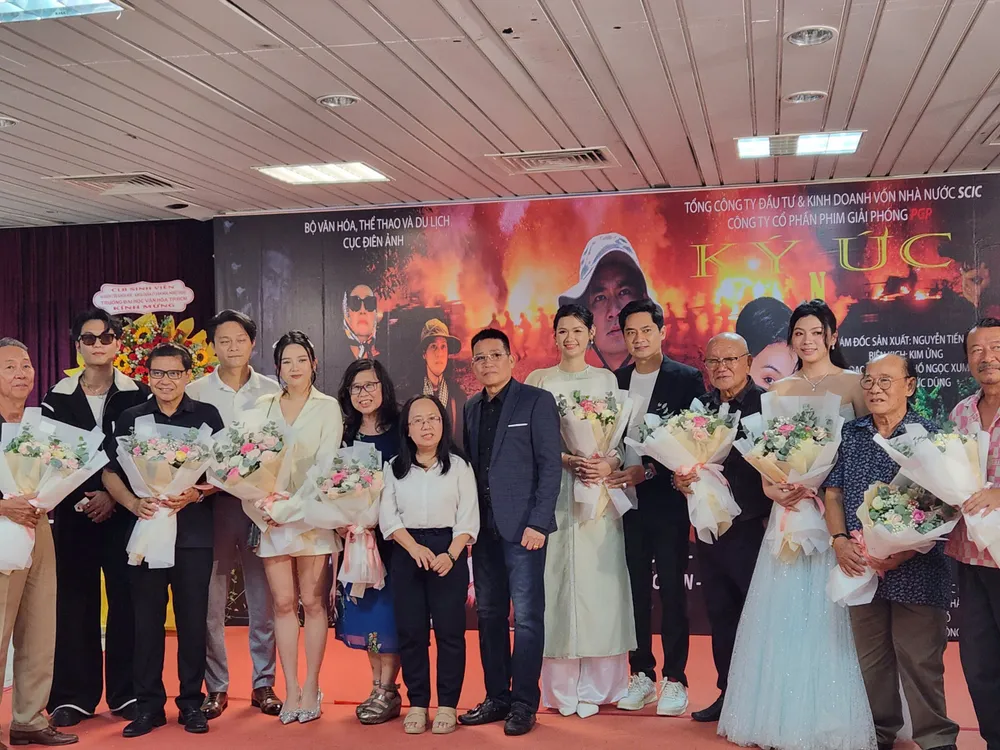 Các thành viên đoàn phim tại buổi ra mắt ở TPHCM ky uc nam xuan (4).jpg