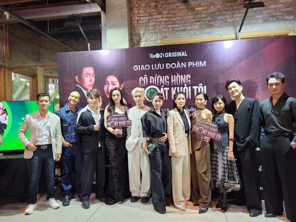 តួសម្តែងនៅឯការដោះដូរ។ រូបថត៖ VAN TUAN co dung hong thoat khoi toi 3.jpg