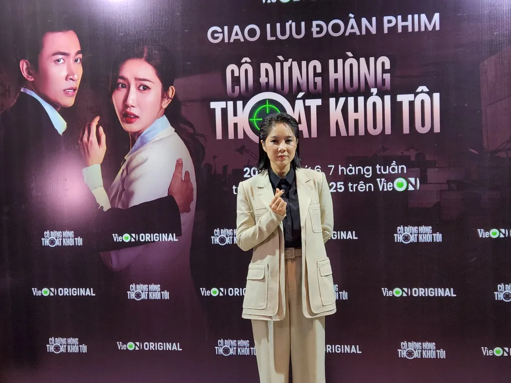 Le Phuong ជាមួយនឹងរូបរាងប្លែកបានបង្ហាញខ្លួននៅឯការផ្លាស់ប្តូរជាមួយក្រុមការងារភាពយន្ត។ រូបថត៖ VAN TUAN co dung hong thoat khoi toi 4.jpg