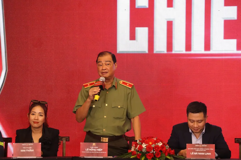 Thiếu tướng Lê Hồng Hiệp, Phó Cục trưởng Cục công tác chính trị (Bộ Công an) phát biểu tại buổi họp báo gen-h-chien si qua cam 1.jpg