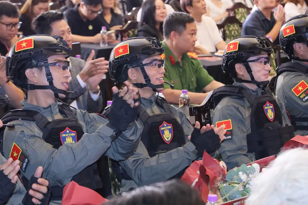 Các nghệ sĩ mặc trang phục lực lượng Công an nhân dân tham gia buổi họp báo gen-h-chien si qua cam 6.jpg